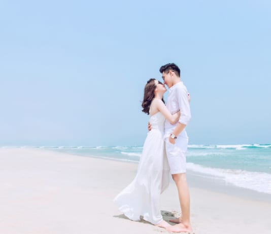 Điểm danh 6 cách tạo dáng chụp ảnh cưới ở biển đẹp không góc chết Studio chụp hình cưới ở biển