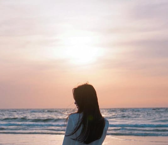 13 kiểu tạo dáng chụp ảnh so deep ở biển cho nàng mê “sống ảo” – Phần 2 Cách chụp ảnh so deep ở biển