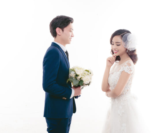 Note ngay 8 cách tạo dáng chụp ảnh cưới trong studio siêu đẹp cho các cặp đôi Cách taọ dáng chụp ảnh cưới trong studio