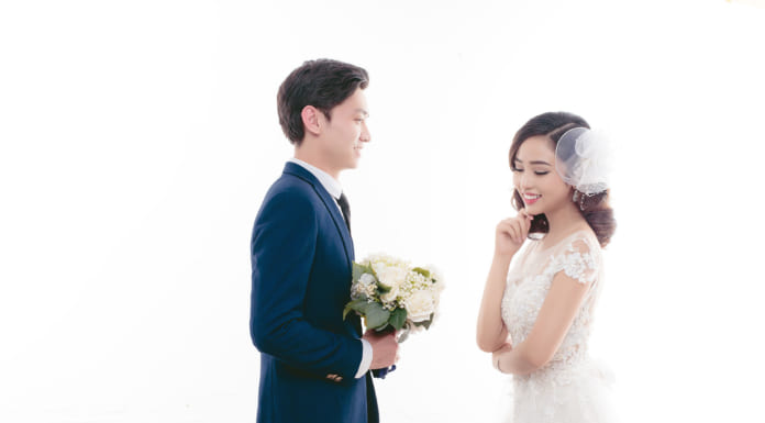Note ngay 8 cách tạo dáng chụp ảnh cưới trong studio siêu đẹp cho các cặp đôi Cách taọ dáng chụp ảnh cưới trong studio