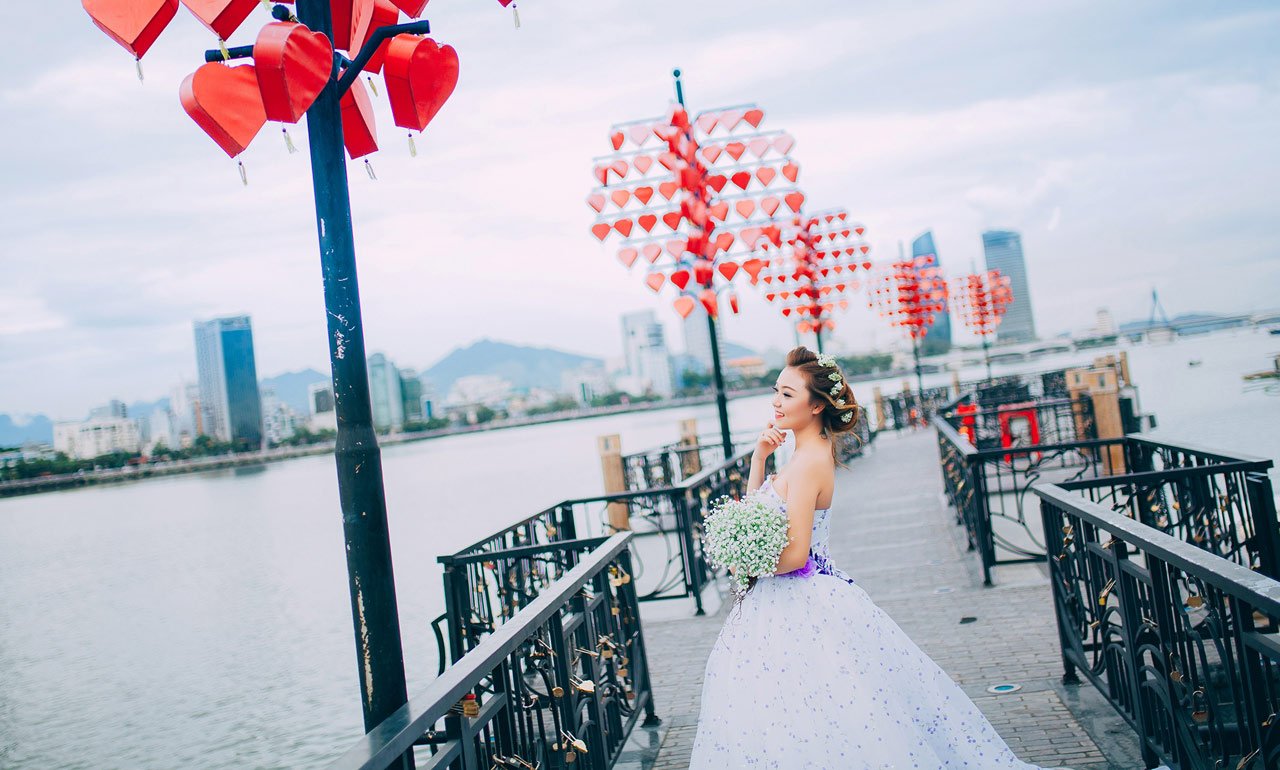 Chụp hình cưới tại Cầu Tình Yêu Đà Nẵng