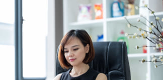 Hướng dẫn cách tạo dáng chụp ảnh doanh nhân nữ đẹp, đơn giản địa chỉ chụp hình doanh nhân đẹp