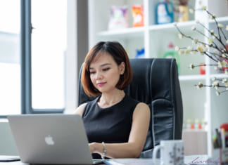 Hướng dẫn cách tạo dáng chụp ảnh doanh nhân nữ đẹp, đơn giản địa chỉ chụp hình doanh nhân đẹp