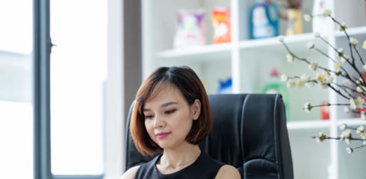 Hướng dẫn cách tạo dáng chụp ảnh doanh nhân nữ đẹp, đơn giản địa chỉ chụp hình doanh nhân đẹp