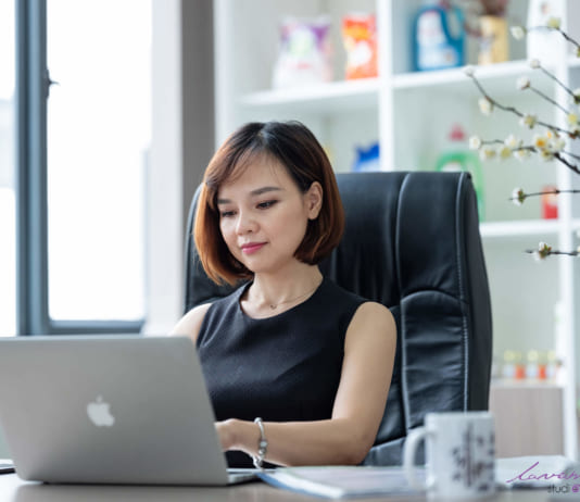 Hướng dẫn cách tạo dáng chụp ảnh doanh nhân nữ đẹp, đơn giản địa chỉ chụp hình doanh nhân đẹp