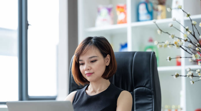 Hướng dẫn cách tạo dáng chụp ảnh doanh nhân nữ đẹp, đơn giản địa chỉ chụp hình doanh nhân đẹp