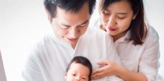 Muôn kiểu tạo dáng chụp ảnh gia đình 3 người đẹp lung linh studio chụp ảnh đẹp