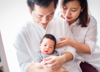 Muôn kiểu tạo dáng chụp ảnh gia đình 3 người đẹp lung linh studio chụp ảnh đẹp