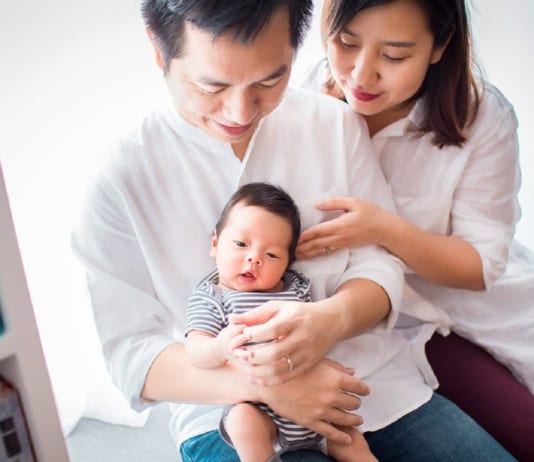 Muôn kiểu tạo dáng chụp ảnh gia đình 3 người đẹp lung linh studio chụp ảnh đẹp