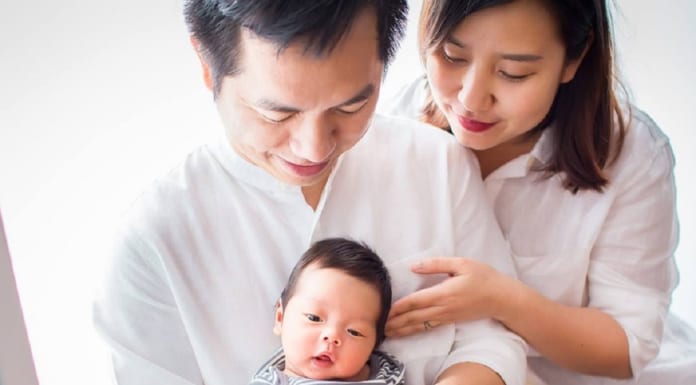 Muôn kiểu tạo dáng chụp ảnh gia đình 3 người đẹp lung linh studio chụp ảnh đẹp