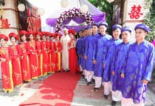 Những điều kiêng kỵ trong ăn hỏi mà cô dâu chú rể không nên bỏ qua Lễ ăn hỏi còn được gọi là lễ đính hôn – 1 nghi thức trong tục hôn nhân truyền thống của người Việt Nam ta. Buổi lễ ăn hỏi sẽ thông báo chính thức về việc hứa gả giữa 2 họ. Đây là giai đoạn quan trọng trong quan hệ hôn nhân của cô dâu và chú rể nên ngoài nghi lễ sẽ diễn ra trong suốt buổi lễ thì các bạn cũng cần phải chú ý một số kiêng kị trong lễ ăn hỏi sau đây. Chọn ngày, giờ buổi lễ ăn hỏi “xấu” là điều kiêng kị trong lễ ăn hỏi mà người xưa rất tin Việc xem ngày, giờ tốt để làm lễ ăn hỏi không chỉ trong đám hỏi mà còn cả đám cưới cũng như những công việc quan trọng của gia đình như động thổ, xây nhà, ma chay,…Đây được xem như phong tục của người Việt Nam từ xưa đến nay. Xem chọn ngày giờ lễ tốt và tránh ngày giờ xấu cần phải xem ngày, tháng, năm sinh của cô dâu, chú rể rồi chọn ra giờ hoàng đạo phù hợp nhằm cầu may mắn, những điều tốt lành đến với cặp đôi khi sinh sống cùng nhau sau này. Các ngày cần tránh như ngày Sát chủ, tam tai, tam nương,…Nếu cố tình tổ chức vào ngày này thì vợ chồng sẽ không thuận hòa sau này, hoặc đường con cái cũng khó. Theo dân gian, còn kiêng tổ chức đám cưới vào “ngày cùng tháng tận”, nên người ta ít tổ chức cưới hoặc ăn hỏi vào cuối tháng Chạp ( tháng 12 âm lịch) hoặc tháng 7 âm lịch.   Lễ ăn hỏi cũng có những kiêng kị về ngày giờ như lễ cưới Cô dâu không được hiện diện trước khi chú rể vào đón Đây là thông lệ từ trước đến giờ của những buổi lễ ăn hỏi, với mục đích nhằm tránh đánh giá là vô duyên hay thiếu lễ phép đối với gia đình bên nhà chồng. Cô dâu thường sẽ chờ trong phòng của nhà mình, sau khi chú rể vào đón mới được có mặt trong buổi lễ hiện diện của 2 gia đình cô dâu – chú rể. Người chịu tang không nên tham gia cũng là kiêng kị trong lễ ăn hỏi Việc góp mặt chung vui cùng gia đình 2 bên cô dâu chú rể là điều cần thiết, tuy nhiên, với những người đang trong thời gian chịu tang thì không tham gia. Đây là một điều kiêng kỵ trong lễ ăn hỏi được chú ý nhất. Ông bà ngày xưa quan niệm rằng, đám hỏi nếu có người chịu tang tham gia thì sẽ mang niềm xui xẻo, không may mắn đến cho cô dâu và chú rể. Bên cạnh đó,  người có bầu cũng không nên có mặt, nhưng với các gia đình hiện đại như hiện nay, quan niệm đó cũng không mấy quan trọng và đánh giá khắt khe như trước nữa. Tránh dùng dao kéo, làm đổ vỡ Dao kéo sẽ hạn chế được sử dụng trong đám hỏi, đặc biệt là khi cắt cau, tem trầu, bởi vì theo quan niệm, dao kéo dễ làm chia ly đôi lứa. Giống phong tục ngày tết của gia đình Việt, thì việc tránh làm đổ vỡ trong đám hỏi cũng được chú ý, như làm đổ vỡ ly, chén, bát đũa bởi sẽ không tốt trong chuyện tình cảm của cặp đôi.   Đỗ vỡ đồ vật luôn là điềm xui rủi, tai ương trong hôn nhân Không chuẩn bị bàn thờ gia tiên sơ sài Bàn thờ gia tiên của gia đình 2 bên cô dâu chú rể cần phải được chuẩn bị kỹ lưỡng, điều này có thể do bố mẹ hoặc ông bà 2 bên chuẩn bị cho cô dâu, chú rể. Bàn thờ gia tiên là nơi quan trọng nhất để diễn ra lễ ăn hỏi, nơi 2 gia đình trò chuyện trước sự chứng kiến của tổ tiên. Vì vậy, cần phải chuẩn bị chu đáo, đầy đủ mâm hoa quả, đồ cúng, bánh trái để thể hiện sự cung kính với những người đã khuất cũng như cầu mong gia tiên phù hộ cho cô dâu chú rể được hạnh phúc trăm năm. Trên đây là những điều kiêng kị trong lễ ăn hỏi mà các gia đình sắp có “hỉ” nên chú ý và cần tránh để buổi lễ ăn hỏi diễn ra tốt đẹp cũng như giúp cô dâu chú rể có sự may mắn, vận may khi chung sống sau này.