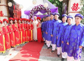 Những điều kiêng kỵ trong ăn hỏi mà cô dâu chú rể không nên bỏ qua Lễ ăn hỏi còn được gọi là lễ đính hôn – 1 nghi thức trong tục hôn nhân truyền thống của người Việt Nam ta. Buổi lễ ăn hỏi sẽ thông báo chính thức về việc hứa gả giữa 2 họ. Đây là giai đoạn quan trọng trong quan hệ hôn nhân của cô dâu và chú rể nên ngoài nghi lễ sẽ diễn ra trong suốt buổi lễ thì các bạn cũng cần phải chú ý một số kiêng kị trong lễ ăn hỏi sau đây. Chọn ngày, giờ buổi lễ ăn hỏi “xấu” là điều kiêng kị trong lễ ăn hỏi mà người xưa rất tin Việc xem ngày, giờ tốt để làm lễ ăn hỏi không chỉ trong đám hỏi mà còn cả đám cưới cũng như những công việc quan trọng của gia đình như động thổ, xây nhà, ma chay,…Đây được xem như phong tục của người Việt Nam từ xưa đến nay. Xem chọn ngày giờ lễ tốt và tránh ngày giờ xấu cần phải xem ngày, tháng, năm sinh của cô dâu, chú rể rồi chọn ra giờ hoàng đạo phù hợp nhằm cầu may mắn, những điều tốt lành đến với cặp đôi khi sinh sống cùng nhau sau này. Các ngày cần tránh như ngày Sát chủ, tam tai, tam nương,…Nếu cố tình tổ chức vào ngày này thì vợ chồng sẽ không thuận hòa sau này, hoặc đường con cái cũng khó. Theo dân gian, còn kiêng tổ chức đám cưới vào “ngày cùng tháng tận”, nên người ta ít tổ chức cưới hoặc ăn hỏi vào cuối tháng Chạp ( tháng 12 âm lịch) hoặc tháng 7 âm lịch. Lễ ăn hỏi cũng có những kiêng kị về ngày giờ như lễ cưới Cô dâu không được hiện diện trước khi chú rể vào đón Đây là thông lệ từ trước đến giờ của những buổi lễ ăn hỏi, với mục đích nhằm tránh đánh giá là vô duyên hay thiếu lễ phép đối với gia đình bên nhà chồng. Cô dâu thường sẽ chờ trong phòng của nhà mình, sau khi chú rể vào đón mới được có mặt trong buổi lễ hiện diện của 2 gia đình cô dâu – chú rể. Người chịu tang không nên tham gia cũng là kiêng kị trong lễ ăn hỏi Việc góp mặt chung vui cùng gia đình 2 bên cô dâu chú rể là điều cần thiết, tuy nhiên, với những người đang trong thời gian chịu tang thì không tham gia. Đây là một điều kiêng kỵ trong lễ ăn hỏi được chú ý nhất. Ông bà ngày xưa quan niệm rằng, đám hỏi nếu có người chịu tang tham gia thì sẽ mang niềm xui xẻo, không may mắn đến cho cô dâu và chú rể. Bên cạnh đó, người có bầu cũng không nên có mặt, nhưng với các gia đình hiện đại như hiện nay, quan niệm đó cũng không mấy quan trọng và đánh giá khắt khe như trước nữa. Tránh dùng dao kéo, làm đổ vỡ Dao kéo sẽ hạn chế được sử dụng trong đám hỏi, đặc biệt là khi cắt cau, tem trầu, bởi vì theo quan niệm, dao kéo dễ làm chia ly đôi lứa. Giống phong tục ngày tết của gia đình Việt, thì việc tránh làm đổ vỡ trong đám hỏi cũng được chú ý, như làm đổ vỡ ly, chén, bát đũa bởi sẽ không tốt trong chuyện tình cảm của cặp đôi. Đỗ vỡ đồ vật luôn là điềm xui rủi, tai ương trong hôn nhân Không chuẩn bị bàn thờ gia tiên sơ sài Bàn thờ gia tiên của gia đình 2 bên cô dâu chú rể cần phải được chuẩn bị kỹ lưỡng, điều này có thể do bố mẹ hoặc ông bà 2 bên chuẩn bị cho cô dâu, chú rể. Bàn thờ gia tiên là nơi quan trọng nhất để diễn ra lễ ăn hỏi, nơi 2 gia đình trò chuyện trước sự chứng kiến của tổ tiên. Vì vậy, cần phải chuẩn bị chu đáo, đầy đủ mâm hoa quả, đồ cúng, bánh trái để thể hiện sự cung kính với những người đã khuất cũng như cầu mong gia tiên phù hộ cho cô dâu chú rể được hạnh phúc trăm năm. Trên đây là những điều kiêng kị trong lễ ăn hỏi mà các gia đình sắp có “hỉ” nên chú ý và cần tránh để buổi lễ ăn hỏi diễn ra tốt đẹp cũng như giúp cô dâu chú rể có sự may mắn, vận may khi chung sống sau này.