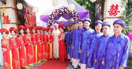 Những điều kiêng kỵ trong ăn hỏi mà cô dâu chú rể không nên bỏ qua Lễ ăn hỏi còn được gọi là lễ đính hôn – 1 nghi thức trong tục hôn nhân truyền thống của người Việt Nam ta. Buổi lễ ăn hỏi sẽ thông báo chính thức về việc hứa gả giữa 2 họ. Đây là giai đoạn quan trọng trong quan hệ hôn nhân của cô dâu và chú rể nên ngoài nghi lễ sẽ diễn ra trong suốt buổi lễ thì các bạn cũng cần phải chú ý một số kiêng kị trong lễ ăn hỏi sau đây. Chọn ngày, giờ buổi lễ ăn hỏi “xấu” là điều kiêng kị trong lễ ăn hỏi mà người xưa rất tin Việc xem ngày, giờ tốt để làm lễ ăn hỏi không chỉ trong đám hỏi mà còn cả đám cưới cũng như những công việc quan trọng của gia đình như động thổ, xây nhà, ma chay,…Đây được xem như phong tục của người Việt Nam từ xưa đến nay. Xem chọn ngày giờ lễ tốt và tránh ngày giờ xấu cần phải xem ngày, tháng, năm sinh của cô dâu, chú rể rồi chọn ra giờ hoàng đạo phù hợp nhằm cầu may mắn, những điều tốt lành đến với cặp đôi khi sinh sống cùng nhau sau này. Các ngày cần tránh như ngày Sát chủ, tam tai, tam nương,…Nếu cố tình tổ chức vào ngày này thì vợ chồng sẽ không thuận hòa sau này, hoặc đường con cái cũng khó. Theo dân gian, còn kiêng tổ chức đám cưới vào “ngày cùng tháng tận”, nên người ta ít tổ chức cưới hoặc ăn hỏi vào cuối tháng Chạp ( tháng 12 âm lịch) hoặc tháng 7 âm lịch. Lễ ăn hỏi cũng có những kiêng kị về ngày giờ như lễ cưới Cô dâu không được hiện diện trước khi chú rể vào đón Đây là thông lệ từ trước đến giờ của những buổi lễ ăn hỏi, với mục đích nhằm tránh đánh giá là vô duyên hay thiếu lễ phép đối với gia đình bên nhà chồng. Cô dâu thường sẽ chờ trong phòng của nhà mình, sau khi chú rể vào đón mới được có mặt trong buổi lễ hiện diện của 2 gia đình cô dâu – chú rể. Người chịu tang không nên tham gia cũng là kiêng kị trong lễ ăn hỏi Việc góp mặt chung vui cùng gia đình 2 bên cô dâu chú rể là điều cần thiết, tuy nhiên, với những người đang trong thời gian chịu tang thì không tham gia. Đây là một điều kiêng kỵ trong lễ ăn hỏi được chú ý nhất. Ông bà ngày xưa quan niệm rằng, đám hỏi nếu có người chịu tang tham gia thì sẽ mang niềm xui xẻo, không may mắn đến cho cô dâu và chú rể. Bên cạnh đó, người có bầu cũng không nên có mặt, nhưng với các gia đình hiện đại như hiện nay, quan niệm đó cũng không mấy quan trọng và đánh giá khắt khe như trước nữa. Tránh dùng dao kéo, làm đổ vỡ Dao kéo sẽ hạn chế được sử dụng trong đám hỏi, đặc biệt là khi cắt cau, tem trầu, bởi vì theo quan niệm, dao kéo dễ làm chia ly đôi lứa. Giống phong tục ngày tết của gia đình Việt, thì việc tránh làm đổ vỡ trong đám hỏi cũng được chú ý, như làm đổ vỡ ly, chén, bát đũa bởi sẽ không tốt trong chuyện tình cảm của cặp đôi. Đỗ vỡ đồ vật luôn là điềm xui rủi, tai ương trong hôn nhân Không chuẩn bị bàn thờ gia tiên sơ sài Bàn thờ gia tiên của gia đình 2 bên cô dâu chú rể cần phải được chuẩn bị kỹ lưỡng, điều này có thể do bố mẹ hoặc ông bà 2 bên chuẩn bị cho cô dâu, chú rể. Bàn thờ gia tiên là nơi quan trọng nhất để diễn ra lễ ăn hỏi, nơi 2 gia đình trò chuyện trước sự chứng kiến của tổ tiên. Vì vậy, cần phải chuẩn bị chu đáo, đầy đủ mâm hoa quả, đồ cúng, bánh trái để thể hiện sự cung kính với những người đã khuất cũng như cầu mong gia tiên phù hộ cho cô dâu chú rể được hạnh phúc trăm năm. Trên đây là những điều kiêng kị trong lễ ăn hỏi mà các gia đình sắp có “hỉ” nên chú ý và cần tránh để buổi lễ ăn hỏi diễn ra tốt đẹp cũng như giúp cô dâu chú rể có sự may mắn, vận may khi chung sống sau này.