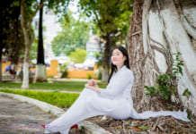 Gợi ý tạo dáng chụp hình áo dài cho phái đẹp tạo dáng chụp hình áo dài đẹp không thể bỏ qua