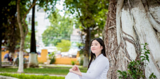 Gợi ý tạo dáng chụp hình áo dài cho phái đẹp tạo dáng chụp hình áo dài đẹp không thể bỏ qua