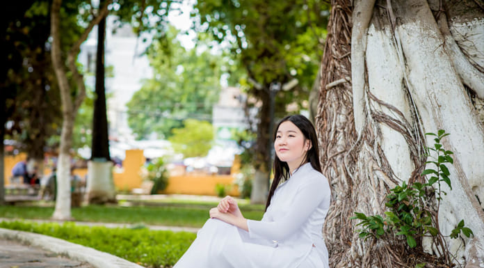 Gợi ý tạo dáng chụp hình áo dài cho phái đẹp tạo dáng chụp hình áo dài đẹp không thể bỏ qua