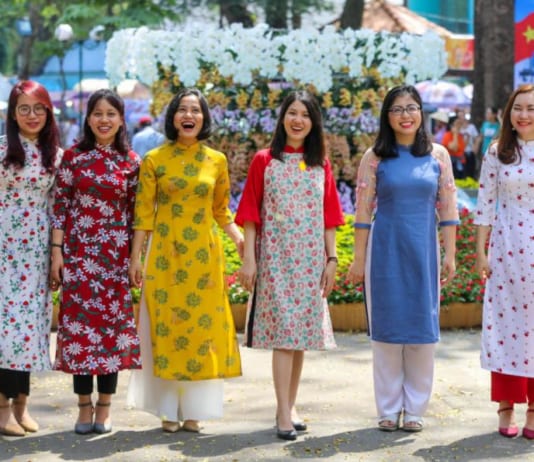 Dịch vụ chụp ảnh Tết 2021 giá rẻ tại Hồ Chí Minh chụp hình Tết ở công viên Tao Đàn