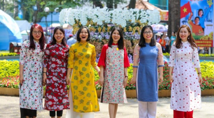 Dịch vụ chụp ảnh Tết 2021 giá rẻ tại Hồ Chí Minh chụp hình Tết ở công viên Tao Đàn