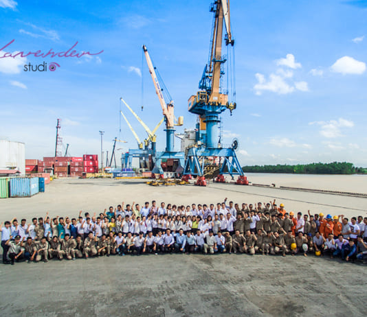 Chụp hình tập thể công ty chuyên nghiệp quảng cáo chụp hình tập thể doanh nghiệp