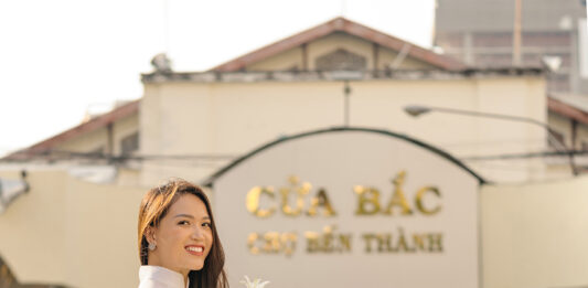 Thần thái ngút ngàn khi chụp ảnh nghệ thuật với hoa loa kèn Chụp ảnh áo dài với hoa loa kèn