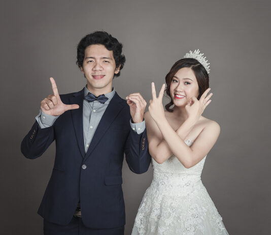 Chụp hình cưới phông trơn có đẹp không? Cần lưu ý điều gì? Chụp hình cưới phông trơn