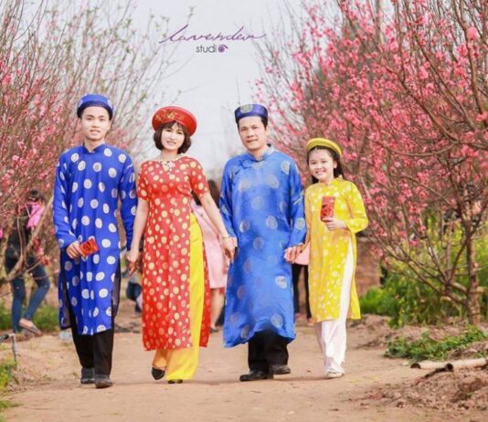 Bí quyết chụp hình gia đình 4 người lớn siêu đẹp