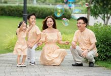 Các kiểu tạo dáng chụp hình gia đình 4 người ấn tượng, không thể bỏ qua