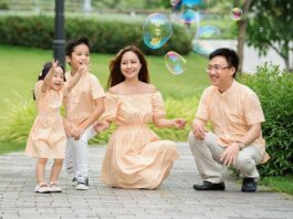 Các kiểu tạo dáng chụp hình gia đình 4 người ấn tượng, không thể bỏ qua