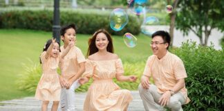 Các kiểu tạo dáng chụp hình gia đình 4 người ấn tượng, không thể bỏ qua