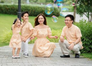 Các kiểu tạo dáng chụp hình gia đình 4 người ấn tượng, không thể bỏ qua