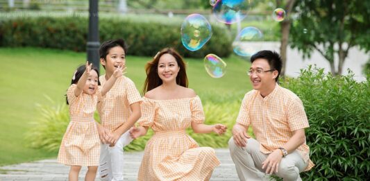 Các kiểu tạo dáng chụp hình gia đình 4 người ấn tượng, không thể bỏ qua