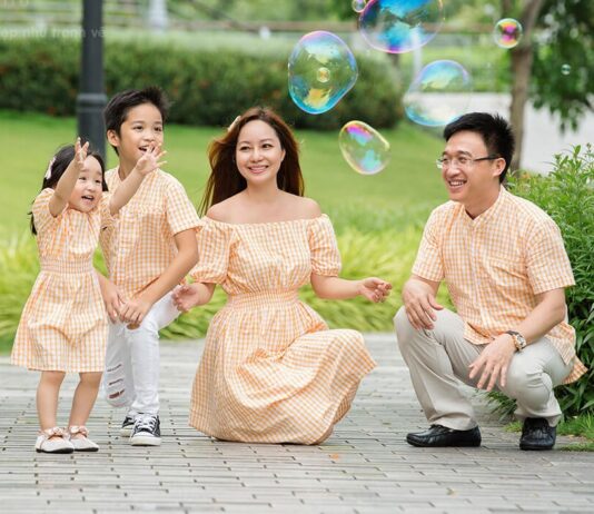 Các kiểu tạo dáng chụp hình gia đình 4 người ấn tượng, không thể bỏ qua