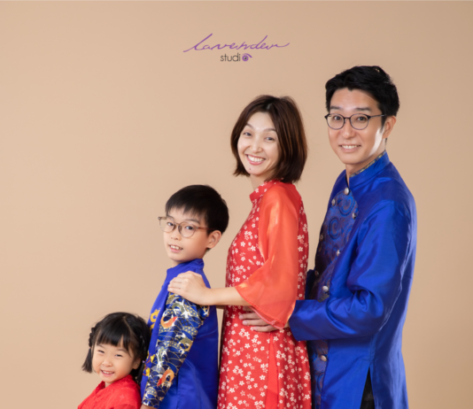 Cách tạo dáng chụp hình gia đình 4 người ấn tượng