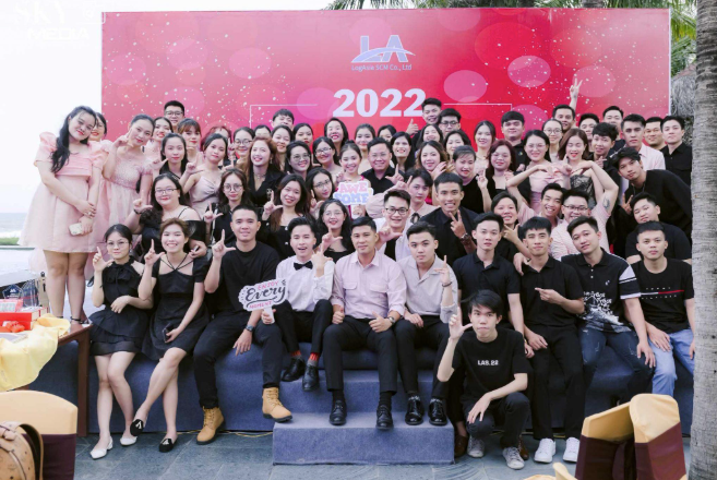 Chụp hình year end party 2025 tạo dáng như thế nào cho đẹp