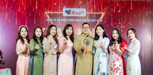 Chụp hình year end party 2025 tạo dáng như thế nào cho đẹp Ảnh hưởng của việc chụp ảnh tất niên cuối năm đến hoạt động công ty