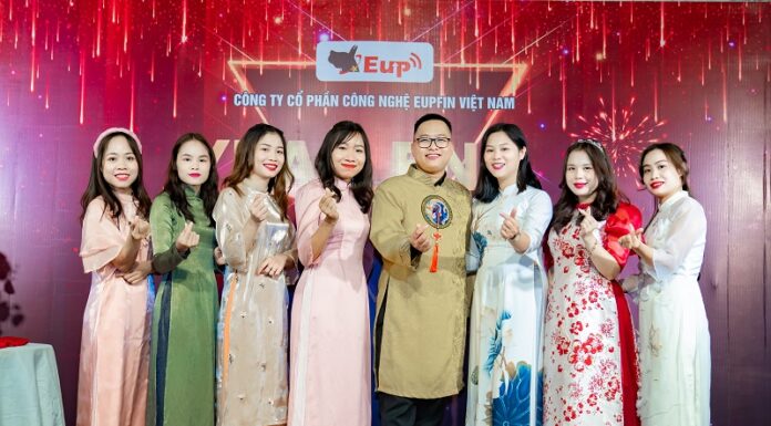 Chụp hình year end party 2025 tạo dáng như thế nào cho đẹp Ảnh hưởng của việc chụp ảnh tất niên cuối năm đến hoạt động công ty