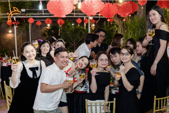 Chụp hình year end party 2025 tạo dáng như thế nào cho đẹp