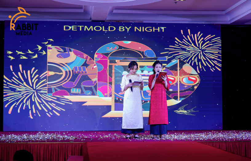 Chụp hình year end party 2025 tạo dáng như thế nào cho đẹp