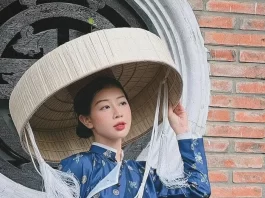 Giới trẻ xúng xính trong tà áo dài chụp ảnh tết tại nhiều địa điểm đẹp ở Hà Nội đầu năm 2025