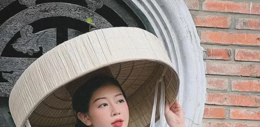 Giới trẻ xúng xính trong tà áo dài chụp ảnh tết tại nhiều địa điểm đẹp ở Hà Nội đầu năm 2025