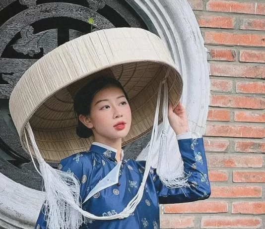 Giới trẻ xúng xính trong tà áo dài chụp ảnh tết tại nhiều địa điểm đẹp ở Hà Nội đầu năm 2025