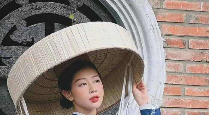 Giới trẻ xúng xính trong tà áo dài chụp ảnh tết tại nhiều địa điểm đẹp ở Hà Nội đầu năm 2025