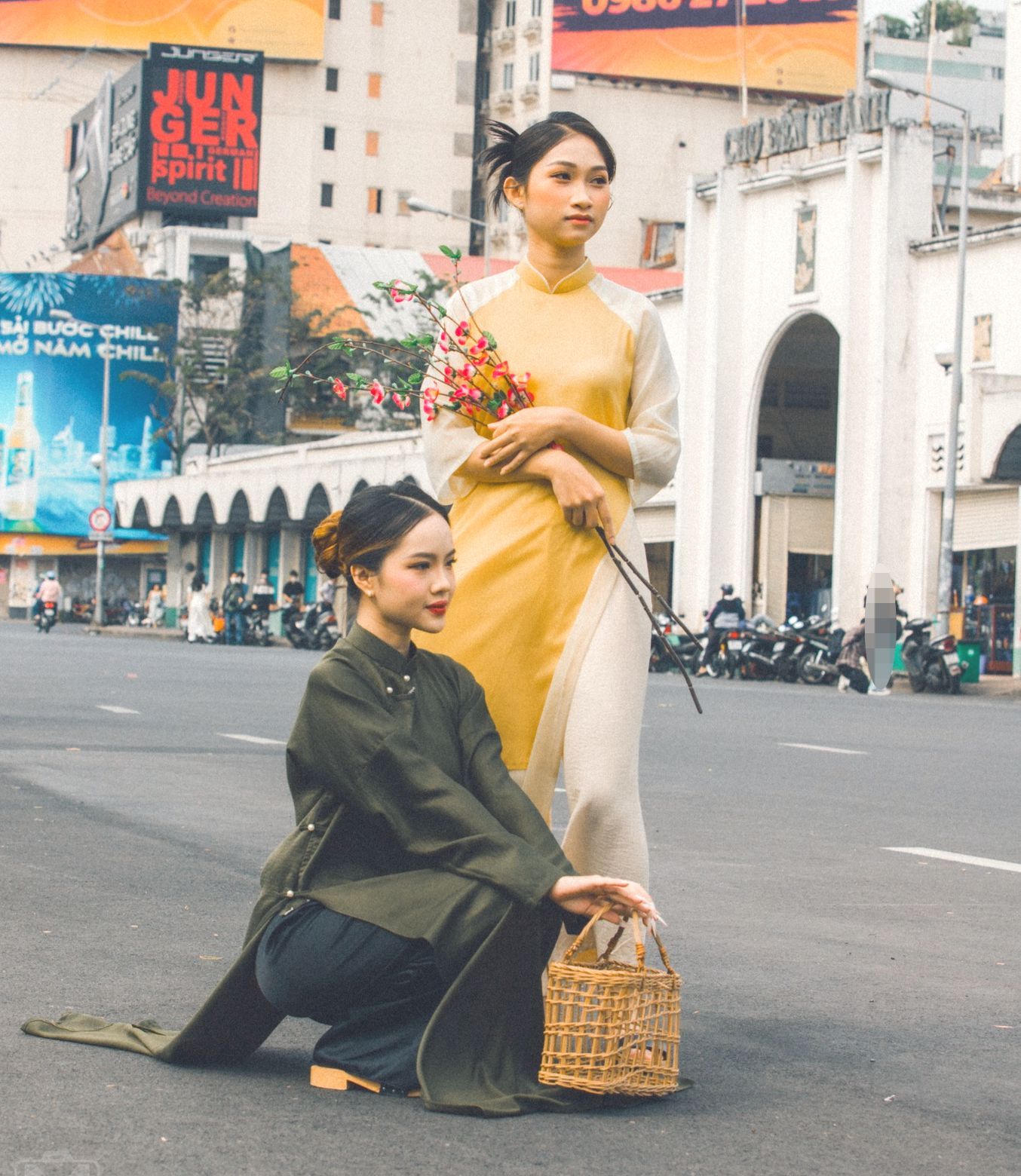 Tìm kiếm bó hoa phù hợp cho việc chụp hình áo dài
