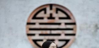 Phụ kiện chụp hình áo dài: Tôn vinh vẻ đẹp truyền thống Phụ kiện chụp hình áo dài: Tôn vinh vẻ đẹp truyền thống