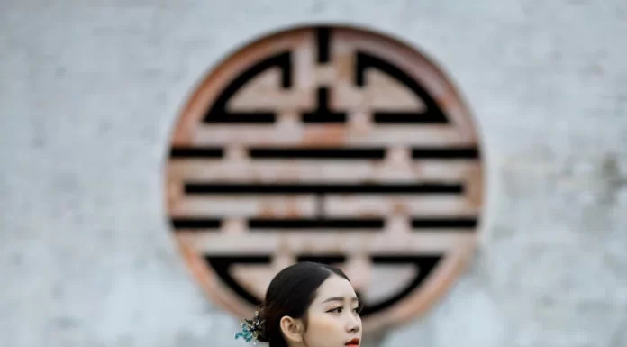 Phụ kiện chụp hình áo dài: Tôn vinh vẻ đẹp truyền thống Phụ kiện chụp hình áo dài: Tôn vinh vẻ đẹp truyền thống