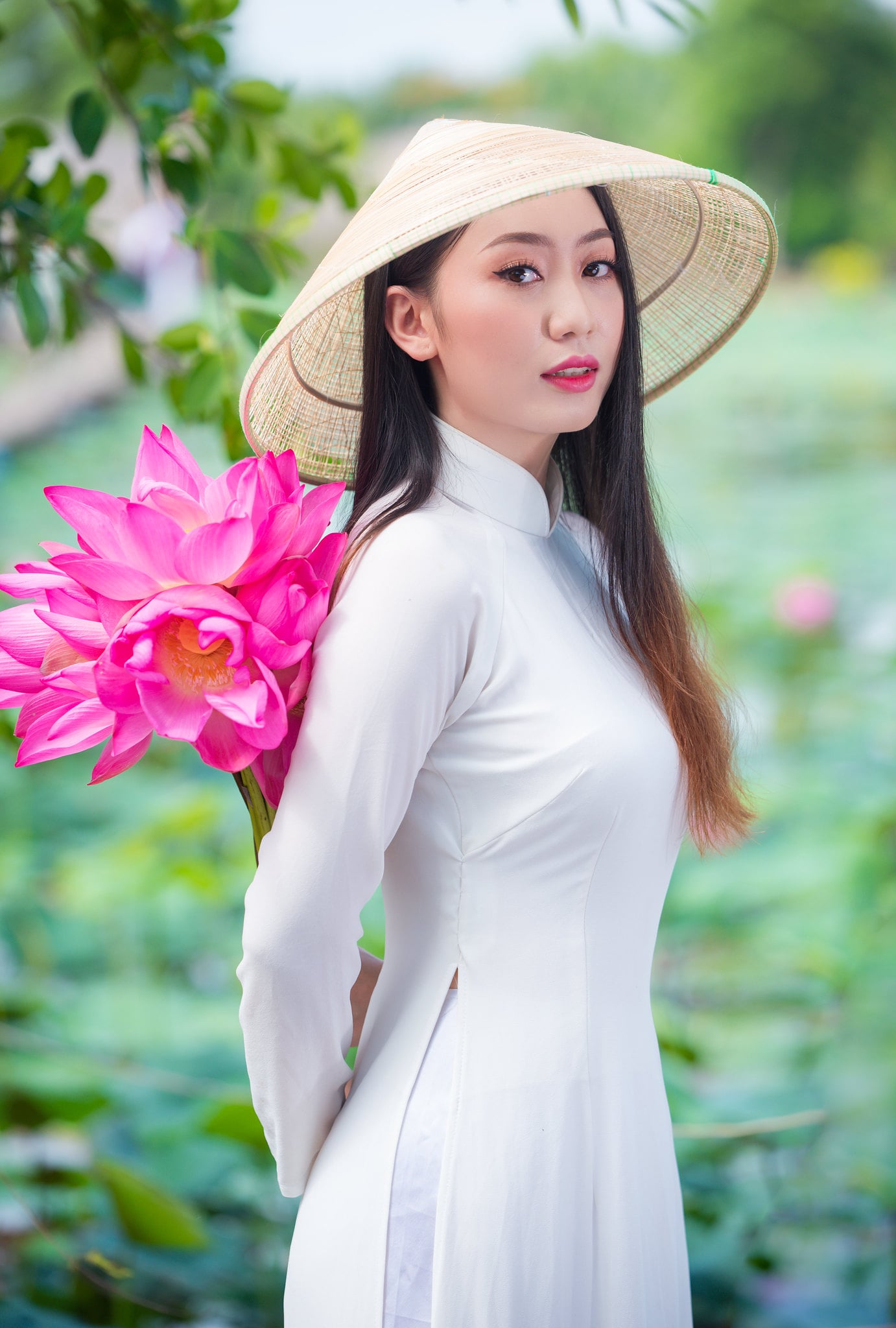 Chụp hình áo dài với nón lá: Gợi ý chi tiết để có những bức ảnh đẹp