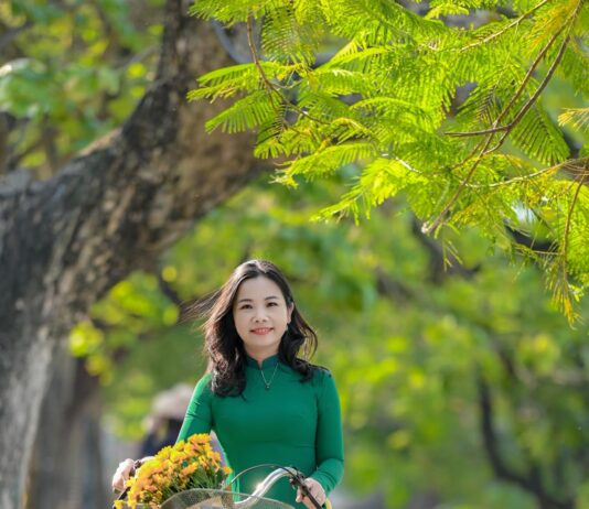 Dáng chụp ảnh áo dài ấn tượng bạn không nên bỏ qua Dáng chụp ảnh áo dài ấn tượng bạn không nên bỏ qua