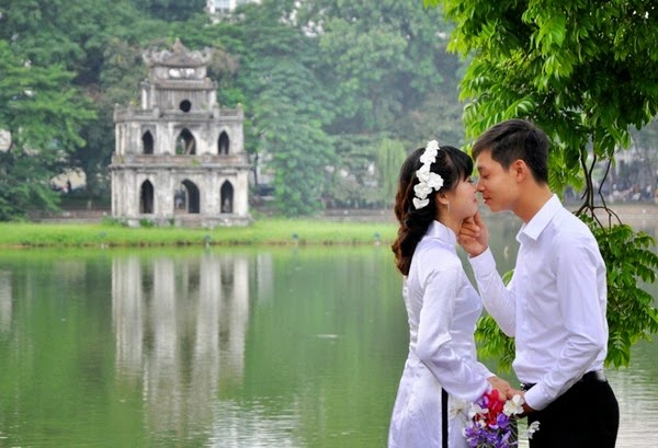 Chụp ảnh cưới tại hồ Gươm Hà Nội có điểm gì thú vị? Cập nhật 10/2025
