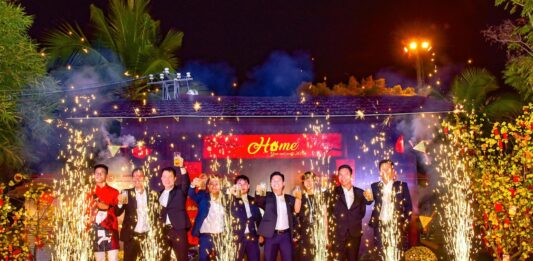 Sài Gòn cuối năm nhộn nhịp dịch vụ chụp ảnh Year End Party