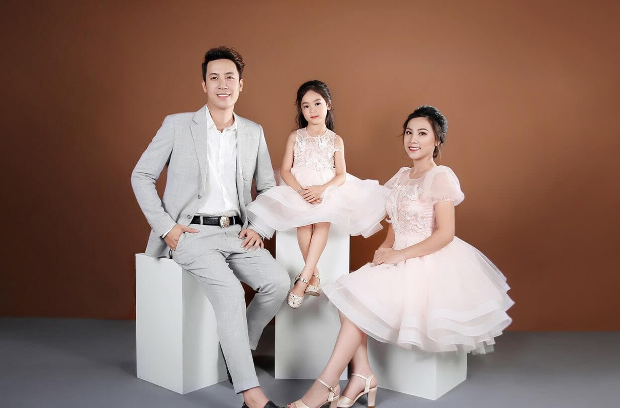 Concept Chụp Ảnh Gia Đình 3 Người Đơn Giản Nhưng Sang Concept Chụp Ảnh Gia Đình 3 Người Đơn Giản Nhưng Sang